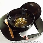 煮物椀（甘鯛の桜の葉蒸し、蕨とおかきを添えて）